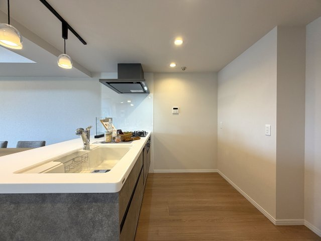 市内でも希少な平坦立地！角部屋でより開放感がup！眺望も得られる５階は一度住んだらこの環境は手放せないでしょう。ららぽーと横浜も歩いていける距離感で潤いMAXな、『日神パレステージ鴨居』リノベーションのキッチン|キッチンでお料理をお楽しみください