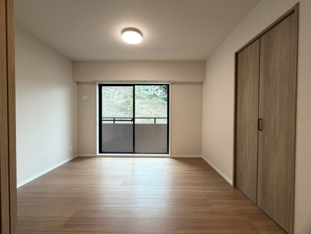 市内でも希少な平坦立地！角部屋でより開放感がup！眺望も得られる５階は一度住んだらこの環境は手放せないでしょう。ららぽーと横浜も歩いていける距離感で潤いMAXな、『日神パレステージ鴨居』リノベーションの洋室|使い勝手のいい洋室です
