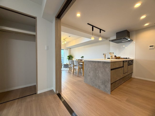 市内でも希少な平坦立地！角部屋でより開放感がup！眺望も得られる５階は一度住んだらこの環境は手放せないでしょう。ららぽーと横浜も歩いていける距離感で潤いMAXな、『日神パレステージ鴨居』リノベーションの居間・リビング|居間です