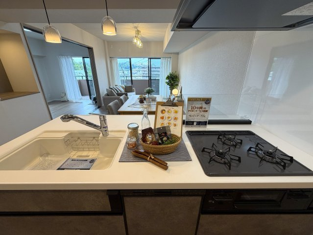 市内でも希少な平坦立地！角部屋でより開放感がup！眺望も得られる５階は一度住んだらこの環境は手放せないでしょう。ららぽーと横浜も歩いていける距離感で潤いMAXな、『日神パレステージ鴨居』リノベーションのキッチン|キッチンです