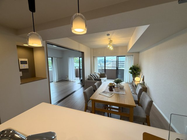 市内でも希少な平坦立地！角部屋でより開放感がup！眺望も得られる５階は一度住んだらこの環境は手放せないでしょう。ららぽーと横浜も歩いていける距離感で潤いMAXな、『日神パレステージ鴨居』リノベーションの居間・リビング|こちらのリビングで趣味の時間をお楽しみください