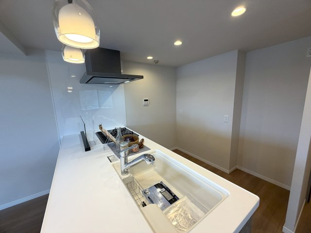 市内でも希少な平坦立地！角部屋でより開放感がup！眺望も得られる５階は一度住んだらこの環境は手放せないでしょう。ららぽーと横浜も歩いていける距離感で潤いMAXな、『日神パレステージ鴨居』リノベーションのキッチン|きれいなキッチンです