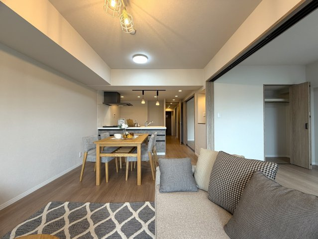 市内でも希少な平坦立地！角部屋でより開放感がup！眺望も得られる５階は一度住んだらこの環境は手放せないでしょう。ららぽーと横浜も歩いていける距離感で潤いMAXな、『日神パレステージ鴨居』リノベーションの居間・リビング|ゆったり過ごせるリビングです