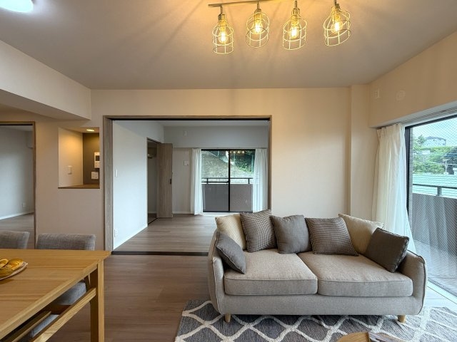 市内でも希少な平坦立地！角部屋でより開放感がup！眺望も得られる５階は一度住んだらこの環境は手放せないでしょう。ららぽーと横浜も歩いていける距離感で潤いMAXな、『日神パレステージ鴨居』リノベーションの居間・リビング|リビングです