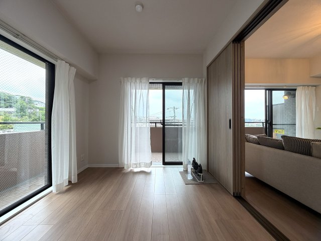 市内でも希少な平坦立地！角部屋でより開放感がup！眺望も得られる５階は一度住んだらこの環境は手放せないでしょう。ららぽーと横浜も歩いていける距離感で潤いMAXな、『日神パレステージ鴨居』リノベーションの居間・リビング|ゆったりとした居間です