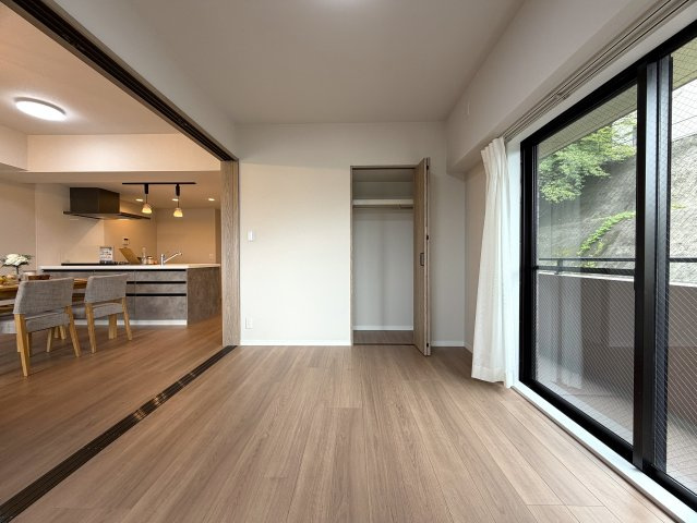 市内でも希少な平坦立地！角部屋でより開放感がup！眺望も得られる５階は一度住んだらこの環境は手放せないでしょう。ららぽーと横浜も歩いていける距離感で潤いMAXな、『日神パレステージ鴨居』リノベーションの居間・リビング|リビングです