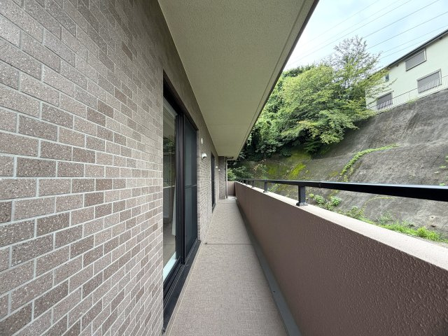 市内でも希少な平坦立地！角部屋でより開放感がup！眺望も得られる５階は一度住んだらこの環境は手放せないでしょう。ららぽーと横浜も歩いていける距離感で潤いMAXな、『日神パレステージ鴨居』リノベーションのバルコニー|バルコニー付きです