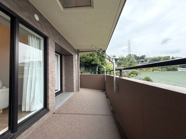 市内でも希少な平坦立地！角部屋でより開放感がup！眺望も得られる５階は一度住んだらこの環境は手放せないでしょう。ららぽーと横浜も歩いていける距離感で潤いMAXな、『日神パレステージ鴨居』リノベーションのバルコニー|開放的で明るい空間を演出してくれるバルコニーです
