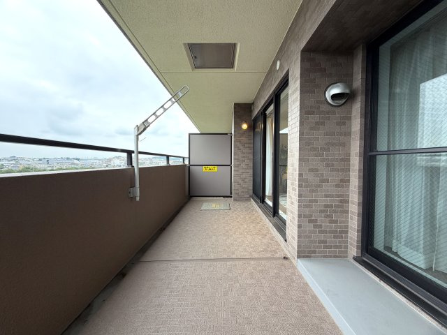 市内でも希少な平坦立地！角部屋でより開放感がup！眺望も得られる５階は一度住んだらこの環境は手放せないでしょう。ららぽーと横浜も歩いていける距離感で潤いMAXな、『日神パレステージ鴨居』リノベーションのバルコニー|開放的で明るい空間を演出してくれるバルコニーです