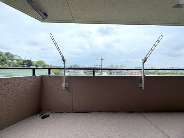 市内でも希少な平坦立地！角部屋でより開放感がup！眺望も得られる５階は一度住んだらこの環境は手放せないでしょう。ららぽーと横浜も歩いていける距離感で潤いMAXな、『日神パレステージ鴨居』リノベーションのバルコニー|バルコニー付きです