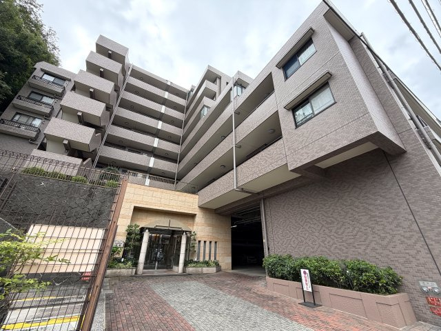 市内でも希少な平坦立地！角部屋でより開放感がup！眺望も得られる５階は一度住んだらこの環境は手放せないでしょう。ららぽーと横浜も歩いていける距離感で潤いMAXな、『日神パレステージ鴨居』リノベーションの外観|建物外観を気になさる方へ、見た目の良い物件です