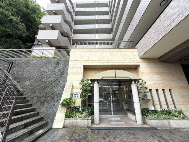 市内でも希少な平坦立地！角部屋でより開放感がup！眺望も得られる５階は一度住んだらこの環境は手放せないでしょう。ららぽーと横浜も歩いていける距離感で潤いMAXな、『日神パレステージ鴨居』リノベーションの外観|建物外観を気になさる方へ、見た目の良い物件です