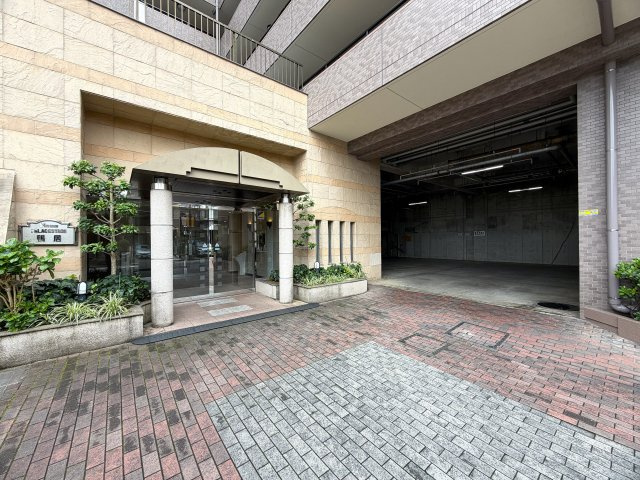 市内でも希少な平坦立地！角部屋でより開放感がup！眺望も得られる５階は一度住んだらこの環境は手放せないでしょう。ららぽーと横浜も歩いていける距離感で潤いMAXな、『日神パレステージ鴨居』リノベーションのエントランス|落ち着いたエントランスです