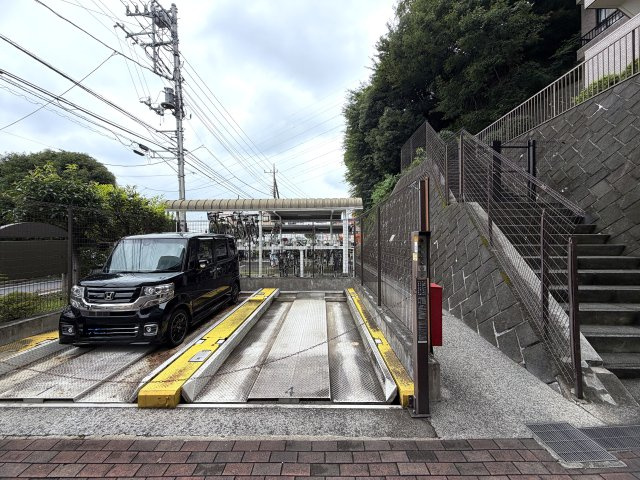 市内でも希少な平坦立地！角部屋でより開放感がup！眺望も得られる５階は一度住んだらこの環境は手放せないでしょう。ららぽーと横浜も歩いていける距離感で潤いMAXな、『日神パレステージ鴨居』リノベーションの駐車場