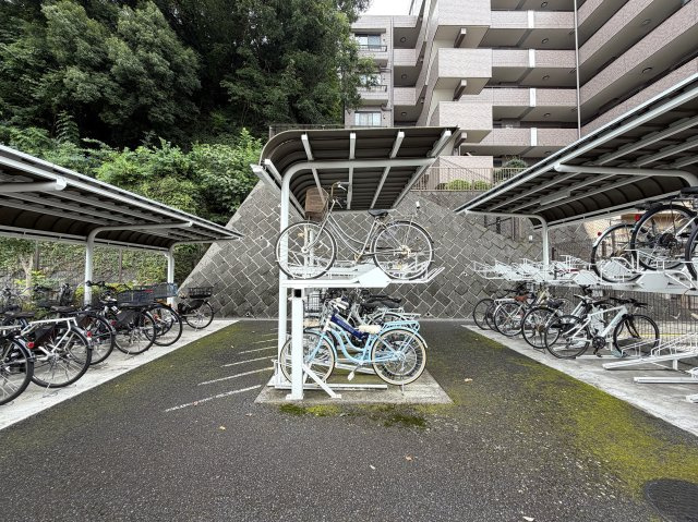 市内でも希少な平坦立地！角部屋でより開放感がup！眺望も得られる５階は一度住んだらこの環境は手放せないでしょう。ららぽーと横浜も歩いていける距離感で潤いMAXな、『日神パレステージ鴨居』リノベーションの駐輪場