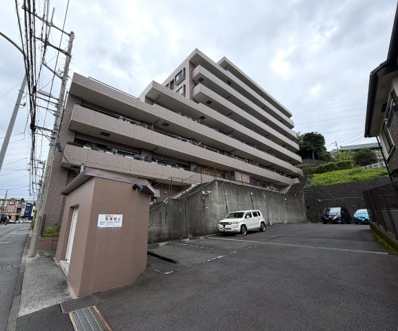 市内でも希少な平坦立地！角部屋でより開放感がup！眺望も得られる５階は一度住んだらこの環境は手放せないでしょう。ららぽーと横浜も歩いていける距離感で潤いMAXな、『日神パレステージ鴨居』リノベーションの外観|外観もきれいです