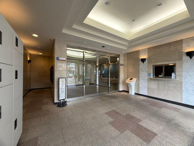市内でも希少な平坦立地！角部屋でより開放感がup！眺望も得られる５階は一度住んだらこの環境は手放せないでしょう。ららぽーと横浜も歩いていける距離感で潤いMAXな、『日神パレステージ鴨居』リノベーションのエントランス