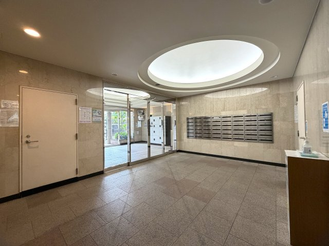 市内でも希少な平坦立地！角部屋でより開放感がup！眺望も得られる５階は一度住んだらこの環境は手放せないでしょう。ららぽーと横浜も歩いていける距離感で潤いMAXな、『日神パレステージ鴨居』リノベーションのエントランス