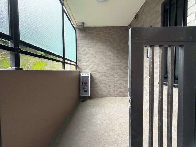 市内でも希少な平坦立地！角部屋でより開放感がup！眺望も得られる５階は一度住んだらこの環境は手放せないでしょう。ららぽーと横浜も歩いていける距離感で潤いMAXな、『日神パレステージ鴨居』リノベーションの玄関|落ち着いた玄関です