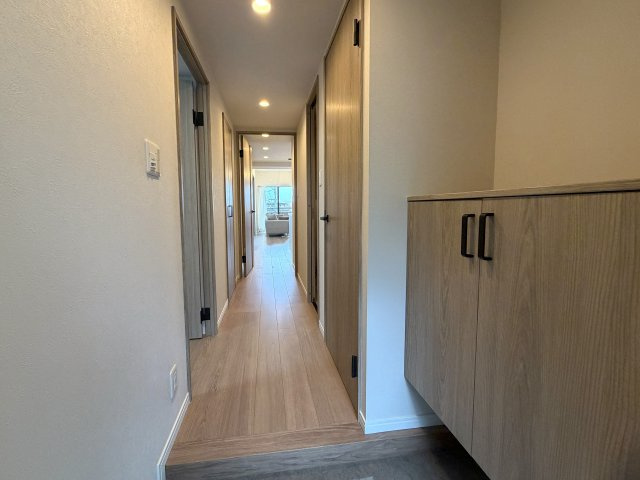 市内でも希少な平坦立地！角部屋でより開放感がup！眺望も得られる５階は一度住んだらこの環境は手放せないでしょう。ららぽーと横浜も歩いていける距離感で潤いMAXな、『日神パレステージ鴨居』リノベーションの玄関|きれいな玄関です