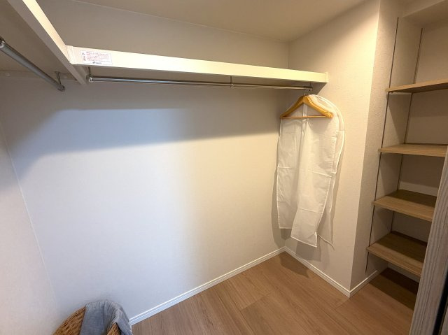 市内でも希少な平坦立地！角部屋でより開放感がup！眺望も得られる５階は一度住んだらこの環境は手放せないでしょう。ららぽーと横浜も歩いていける距離感で潤いMAXな、『日神パレステージ鴨居』リノベーションの収納|小物を収納するのに便利です