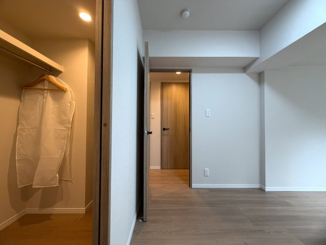 市内でも希少な平坦立地！角部屋でより開放感がup！眺望も得られる５階は一度住んだらこの環境は手放せないでしょう。ららぽーと横浜も歩いていける距離感で潤いMAXな、『日神パレステージ鴨居』リノベーションの洋室|スタンダードな洋室です