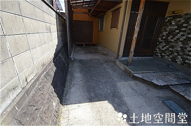 中尾４丁目　貸家の駐車場