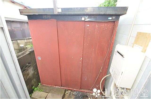 塔野3丁目戸建の収納|勝手口側、倉庫庭にあります。