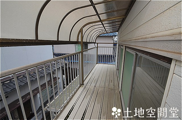 塔野3丁目戸建のバルコニー|屋根がしっかりあるので、洗濯干し場に最適です。