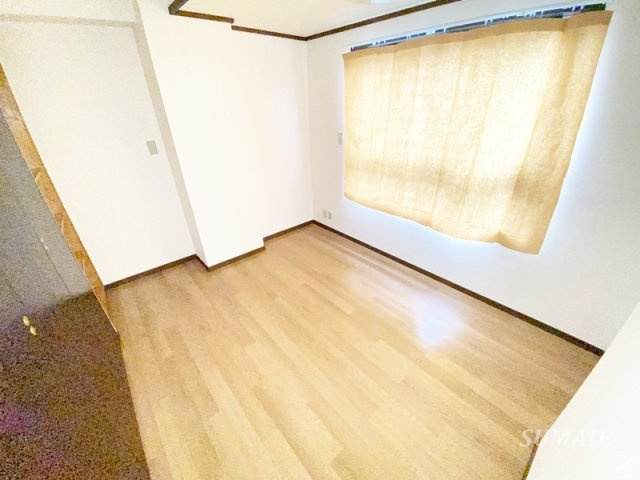 サンモール井上の寝室|6帖の洋室です