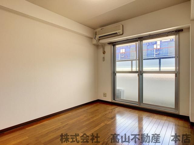 宗像市赤間３丁目のアパートの居間・リビング