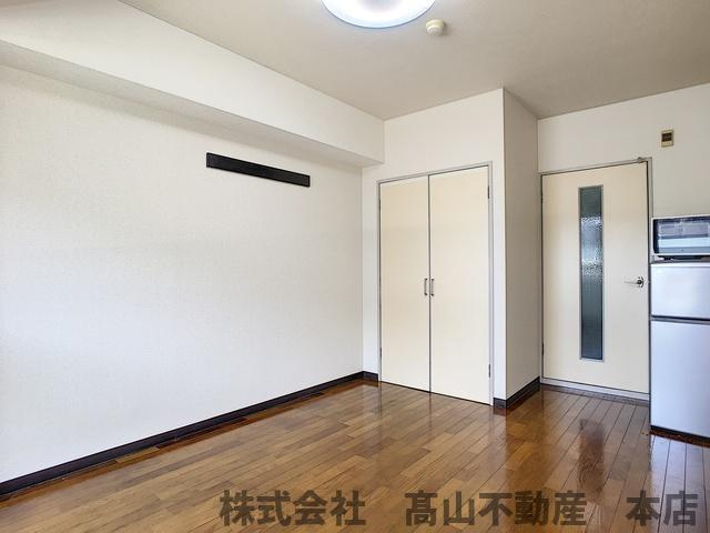 宗像市赤間３丁目のアパートの居間・リビング