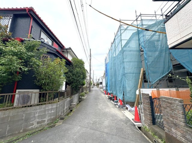 越谷市蒲生東町 新築分譲住宅の前面道路含む現地写真