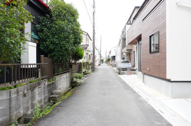 越谷市蒲生東町 新築分譲住宅の前面道路含む現地写真