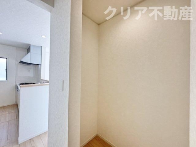 【キッチン】 | LDK22帖☆前橋市青柳町新築☆南道路☆ | パントリー　リビング側から見られないのでスッキリ片づけることができます！