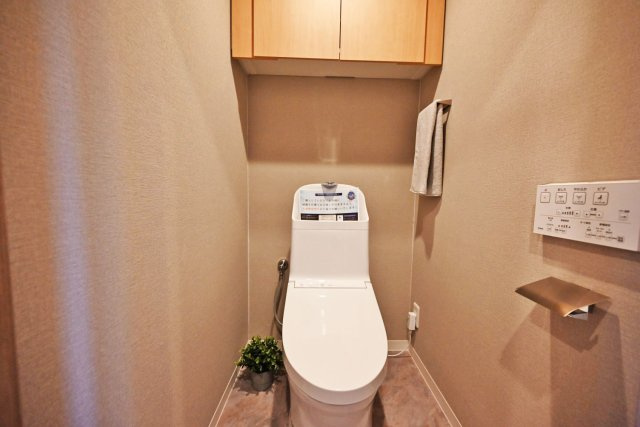 吹田ロイヤルマンションのトイレ|新調済みのきれいなトイレに、便利なウォシュレット機能を備えています。清潔感のある空間で、快適にご利用いただけます。