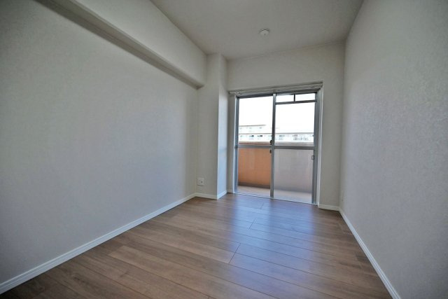 吹田ロイヤルマンションの子供部屋|洋室約4.2帖
子ども部屋に適した広さがあり、学習机やベッドもゆったりとレイアウトできます。