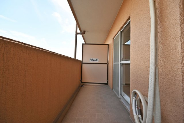 吹田ロイヤルマンションのバルコニー|たっぷりの陽光が差し込む南東向きの住まいです。全居室からバルコニーへの出入りが可能です。