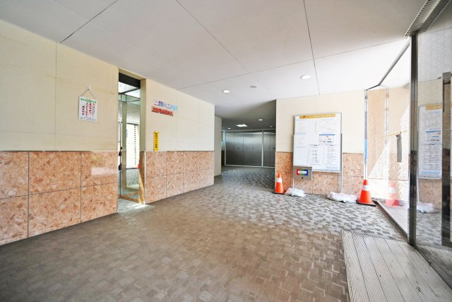 吹田ロイヤルマンションのエントランス|清掃が行き届いたマンション内で、毎日快適に過ごせます。