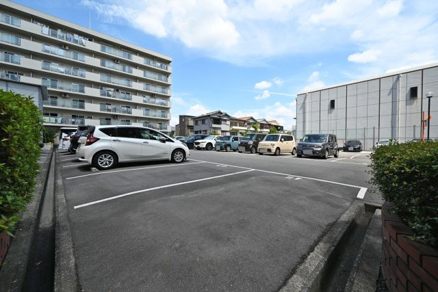吹田ロイヤルマンションの駐車場|敷地内駐車場を備えており、お車をお持ちの方も安心です。
※空き状況は管理会社へ要確認