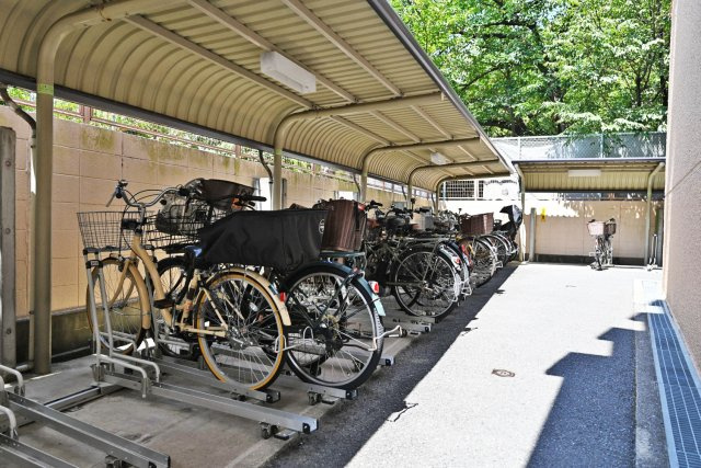 吹田ロイヤルマンションの駐輪場|敷地内に駐輪場を備えています。通勤・通学やお買い物など、自転車を利用する機会が多い方にも便利な共用設備です。