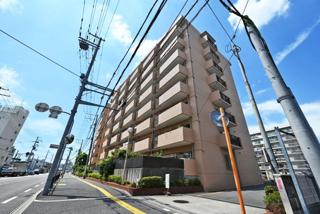 吹田ロイヤルマンションの外観|ご不明な税金・諸費用についても丁寧にサポートいたします。現地見学で、住まいのイメージやご希望をぜひお聞かせください。