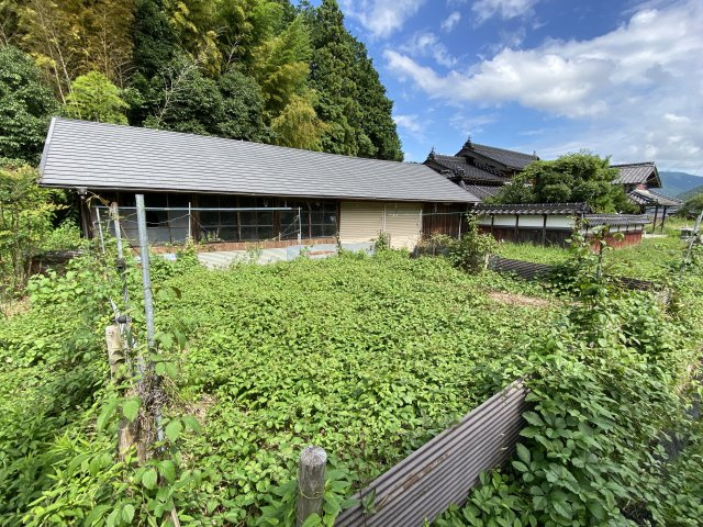 丹波市氷上町井中の中古一戸建の外観|納屋、菜園スペース