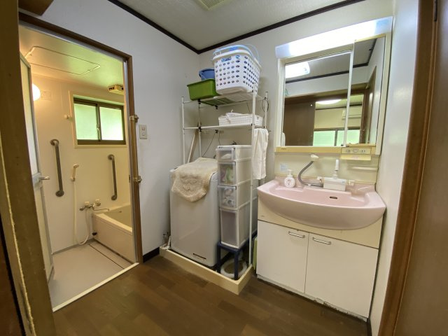 丹波市氷上町井中の中古一戸建の独立洗面台|脱衣、洗濯機置場