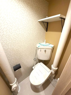 【トイレ】 | 温水洗浄便座付きトイレはアイアン棚とタイル調クロスを採用し、落ち着きある雰囲気に仕上げました。