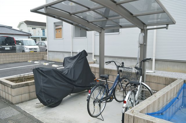 カーサ　グリスの駐車場|駐輪場