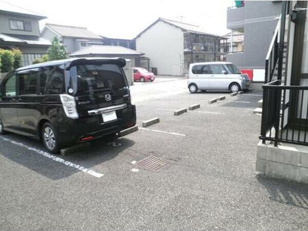 ドミール鶴里の駐車場