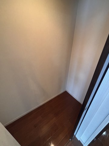 納戸としてマルチに活用できる約1.1帖のDENスペース。季節物の収納など暮らしに合わせた柔軟な使い方が可能です。