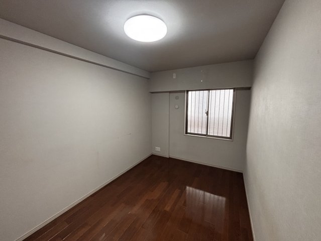 主寝室に最適な約7.0帖の洋室。衣類やスーツケースなどをまとめて整理できる便利なウォークインクローゼットを備えています。すっきりとした空間を保ち、落ち着いた時間を過ごせる快適な一室です。