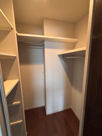 衣類だけでなく、バッグや小物も分類して収納できるハンガーパイプと棚を備えたウォークインクローゼット。室内へ荷物が溢れるのを防ぎ、洋室の居住スペースをすっきりと広く保てます。